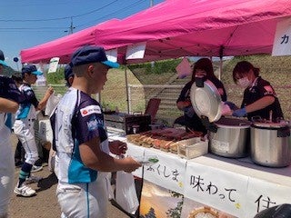 被災地産食材を用いた食体験(屋台形式で、そば、カレー、たこ焼き、焼きそばやきゅうり等を提供)1