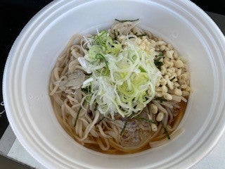 被災地産食材を用いた食体験(屋台形式で、そば、カレー、たこ焼き、焼きそばやきゅうり等を提供)2