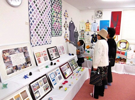 秋の作品展示会・展示品の見学状況
