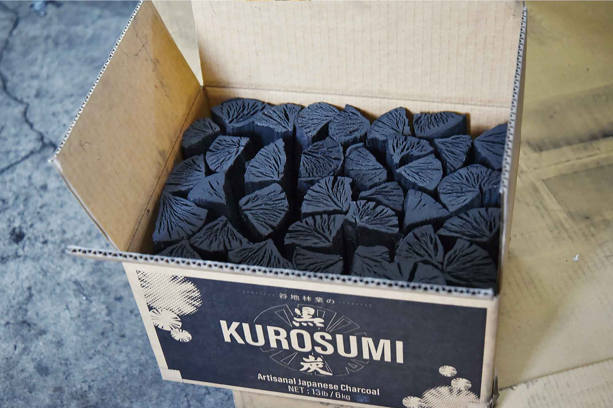 主力商品である「黒炭(KUROSUMI)」は、火力が強く長持ちする特長がある