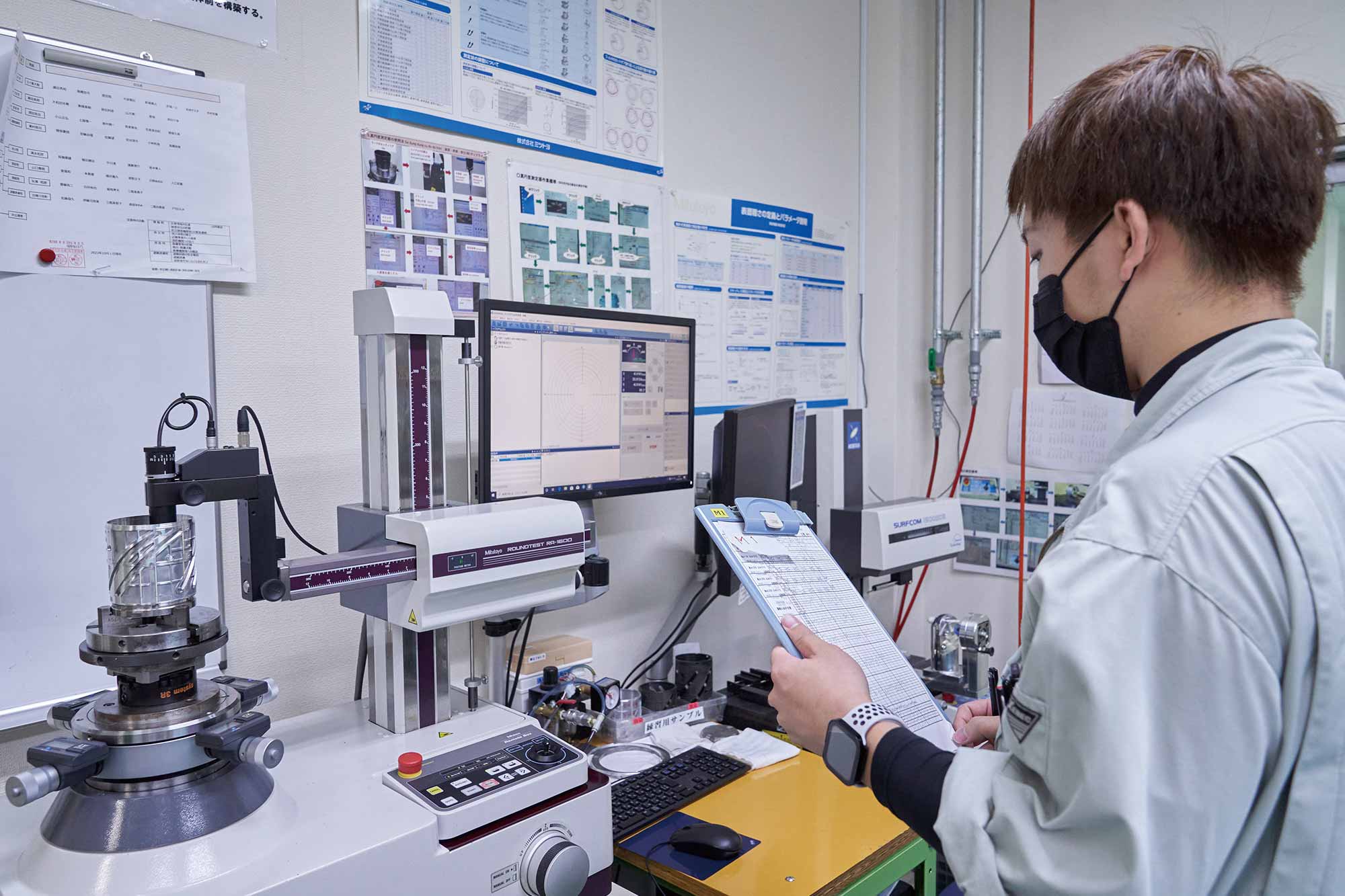測定機器を使って測定作業を行っている様子