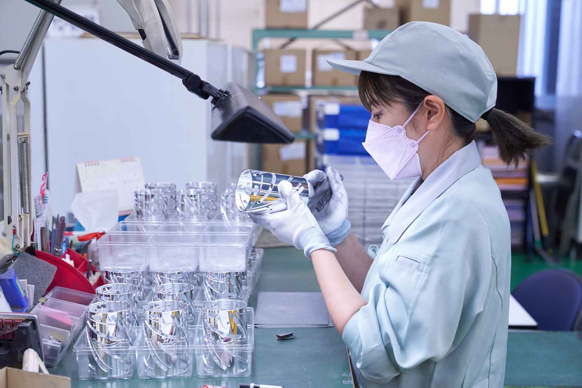 仕事に励む若手の社員