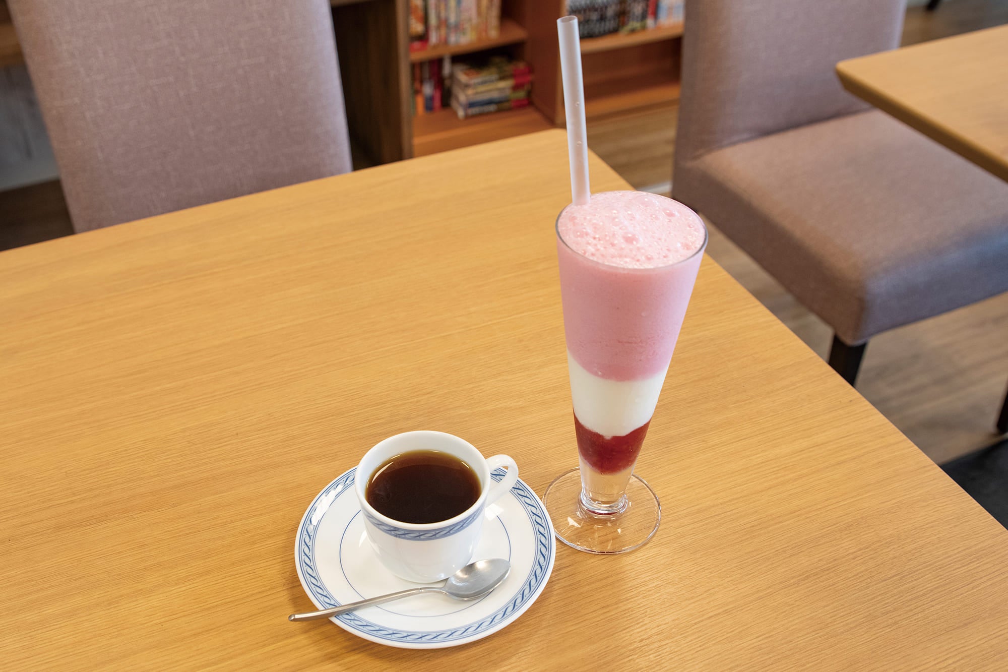 株式会社ネクサスファームおおくまのイチゴを使った「おおくまベリーみるく」(500円)とブレンドコーヒー(400円)