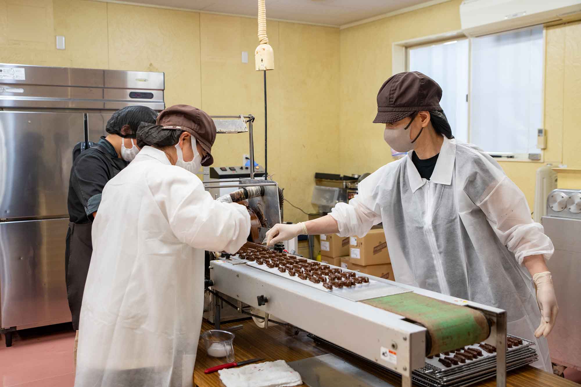 本店に隣接した工場で製造される「めひかり塩チョコ」