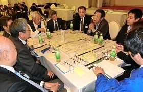 ワークショップで対話する参加者