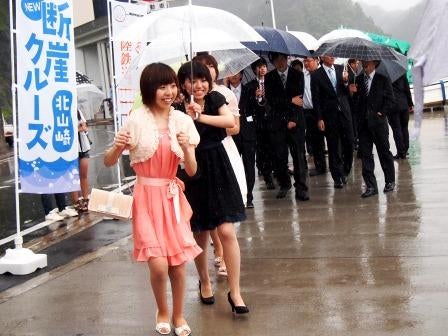 クルーズ船に乗り込んでいく田野畑村の新成人たち