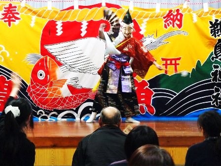 村の伝統芸能である“鵜鳥神楽(うのとりかぐら)